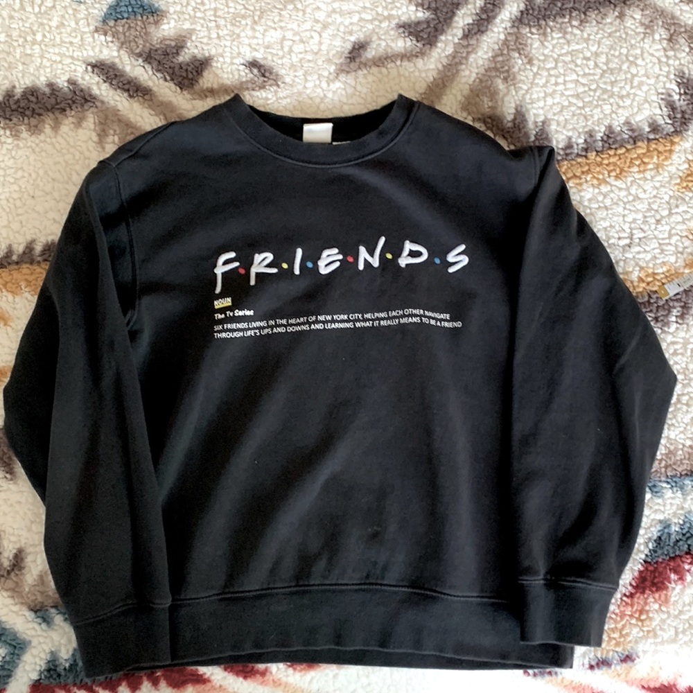 Selling this friends crewneck! I don’t wear it anymore, but it’s super comfy
